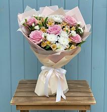 Букет цветов из:  Гвоздики, Орхидеи и Розы в Усть-Кинельском