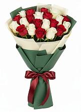 Букет Микс из красных и белых роз в Усть-Кинельском