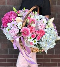 Композиция солнечный день в Усть-Кинельском Цветочная композиция из Розы, Хризантемы, Пионы и Лизиантусы в корзине в Усть-Кинельском