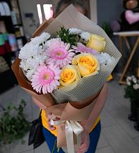 Букет цветов из:  Герберы, Розы и Хризантемы в Усть-Кинельском