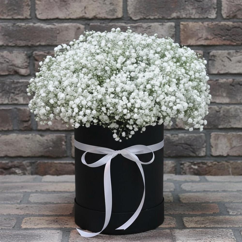 Цветочная композиция из Гипсофила в шляпной коробке в Усть-Кинельском