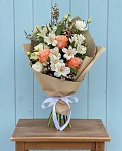 Букет цветов из:  Альстромерии, Лизиантусы, Розы и Хризантемы в Усть-Кинельском