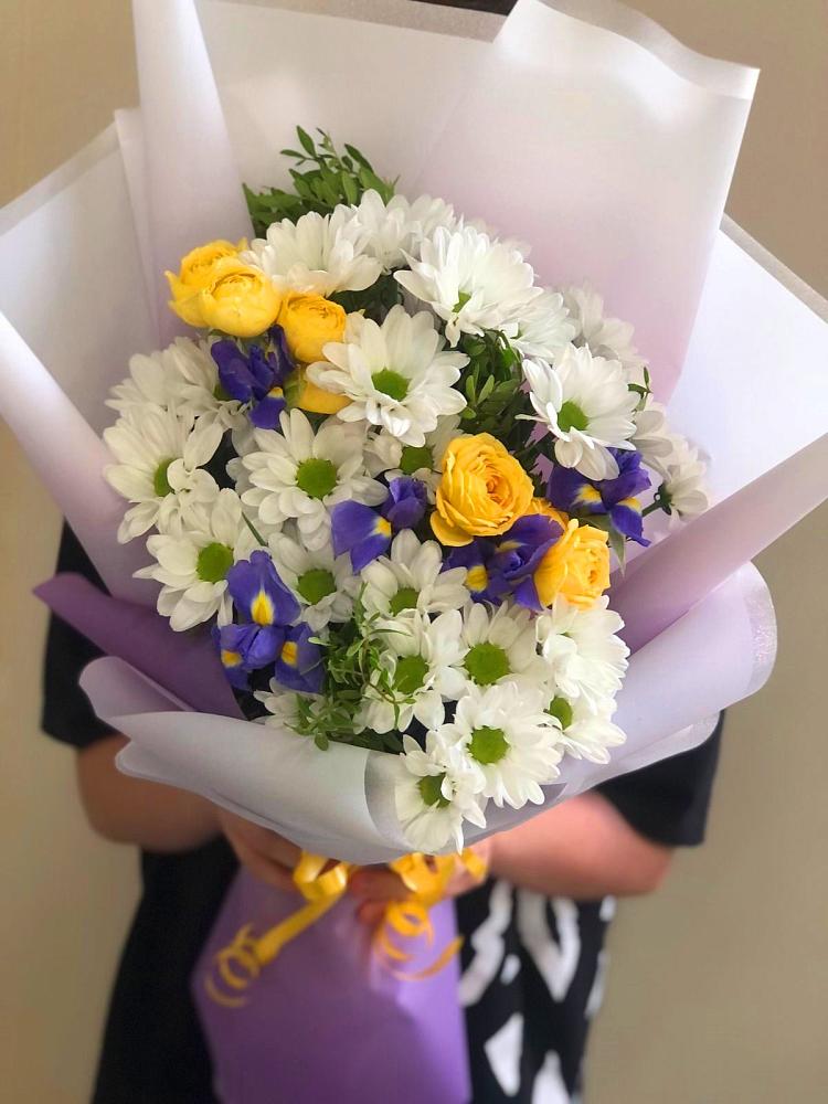 Букет цветов из: Ирисы, Хризантемы и Розы в Усть-Кинельском