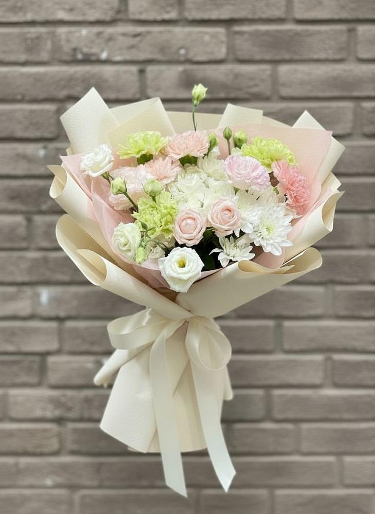 Букет цветов из: Гвоздики, Розы, Лизиантусы и Хризантемы в Усть-Кинельском