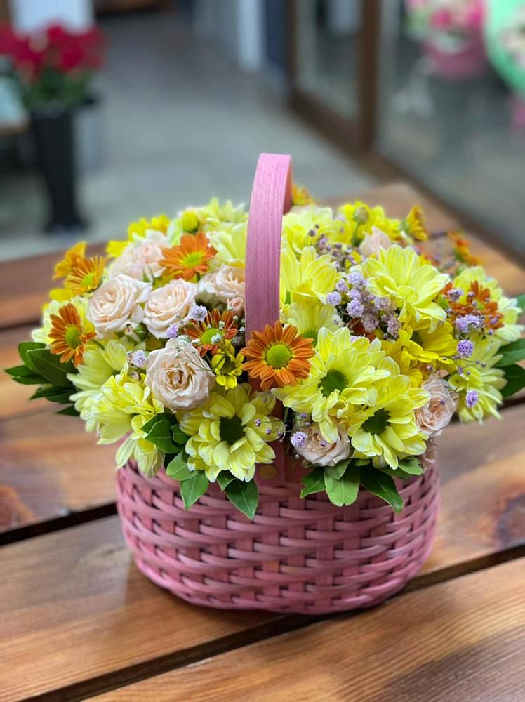 Цветочная композиция из Хризантемы и Розы в корзине в Усть-Кинельском