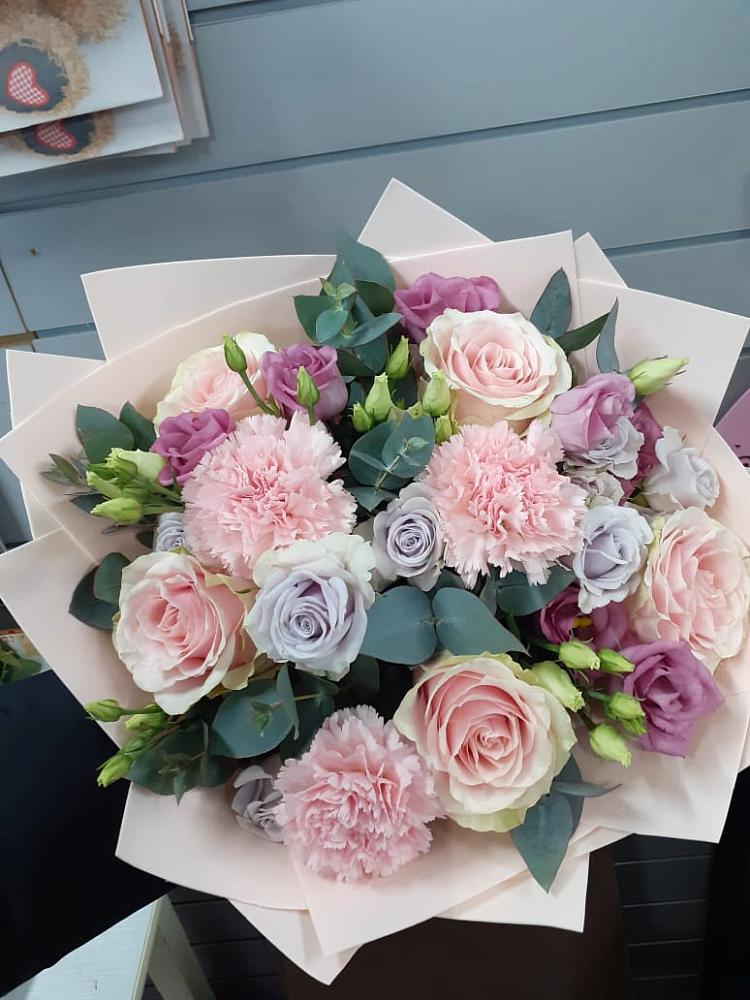 Букет цветов из: Розы, Гвоздики и Лизиантусы в Усть-Кинельском