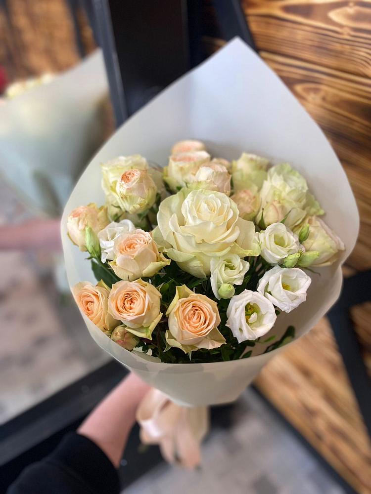 Букет цветов из: Розы и Лизиантусы в Усть-Кинельском